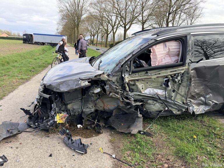 Vrachtwagen botst op auto en belandt in weiland in Erp [+foto’s]