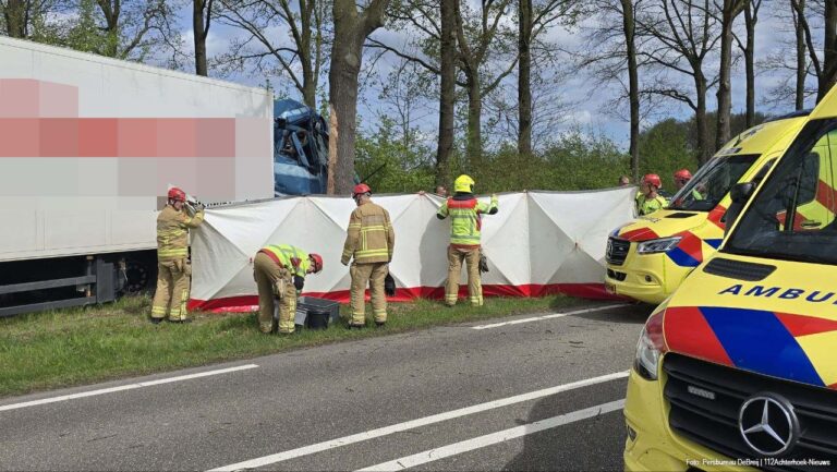Chauffeur onwel en met vrachtwagen van de weg op N818 bij Westendorp