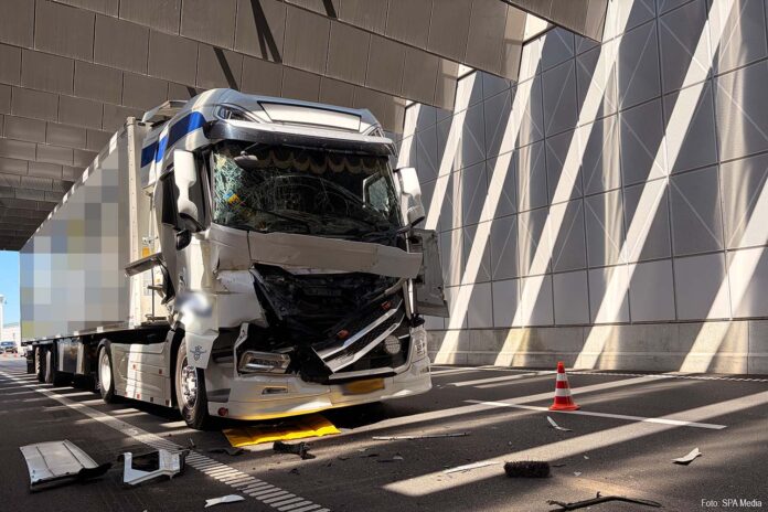 Aanrijding twee vrachtwagens