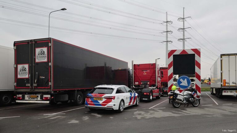 Politie maant protesterende vrachtwagenchauffeurs op A4 tot doorrijden