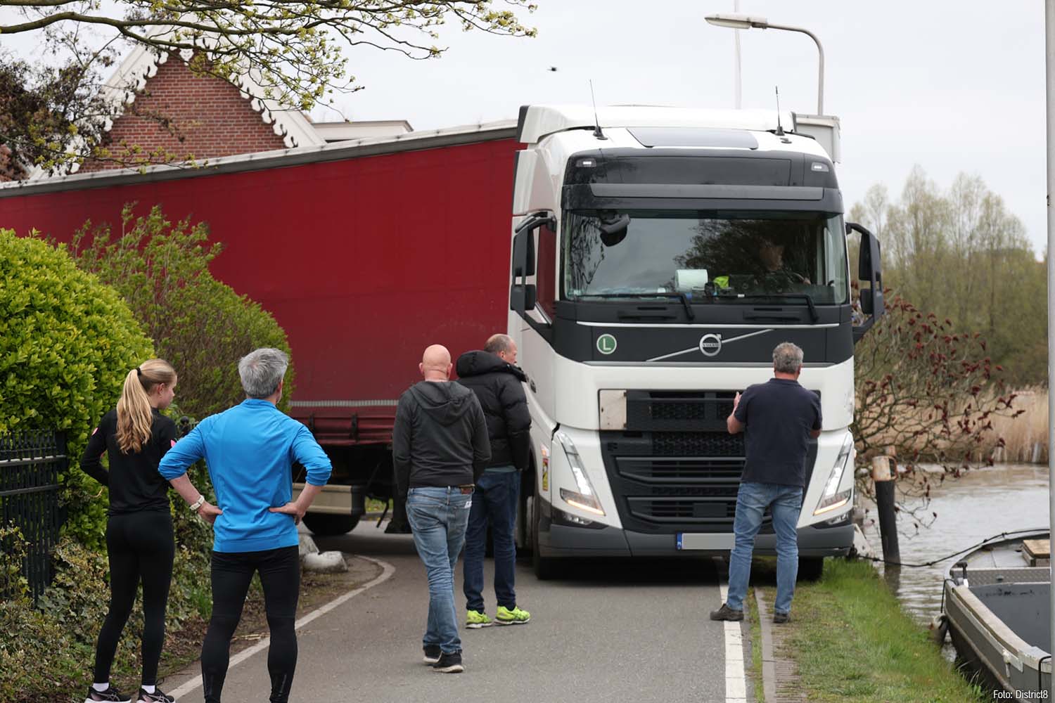Vrachtwagenchauffeur neemt sluiproute en rijdt zich vast in Den Hoorn