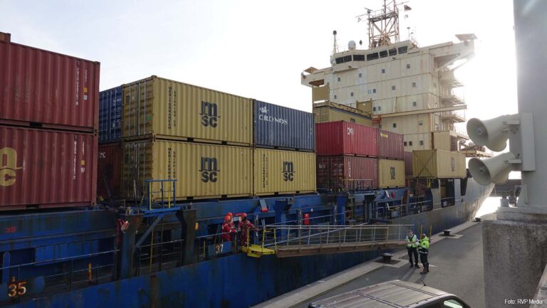 Vier verstekelingen van containerschip gehaald in haven van IJmuiden