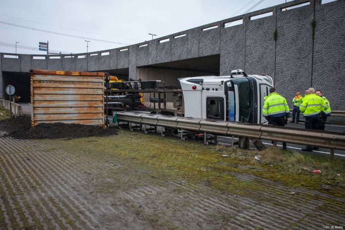 Vrachtwagen gekanteld