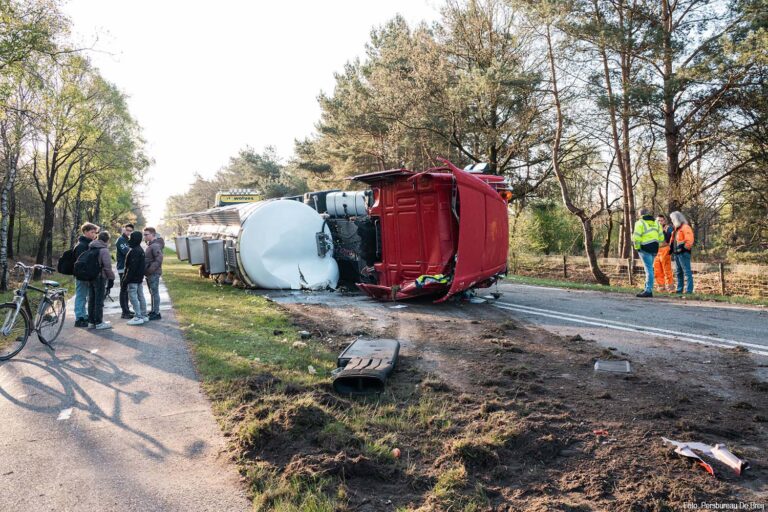 Vrachtwagen gekanteld op N302 bij Ermelo, weg urenlang afgesloten