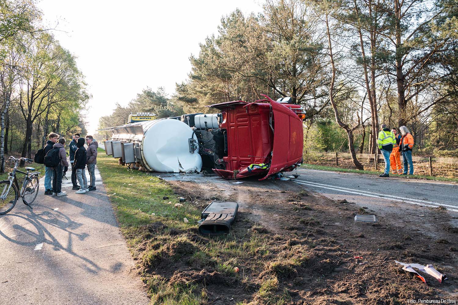 Vrachtwagen gekanteld op N302 bij Ermelo, weg urenlang afgesloten