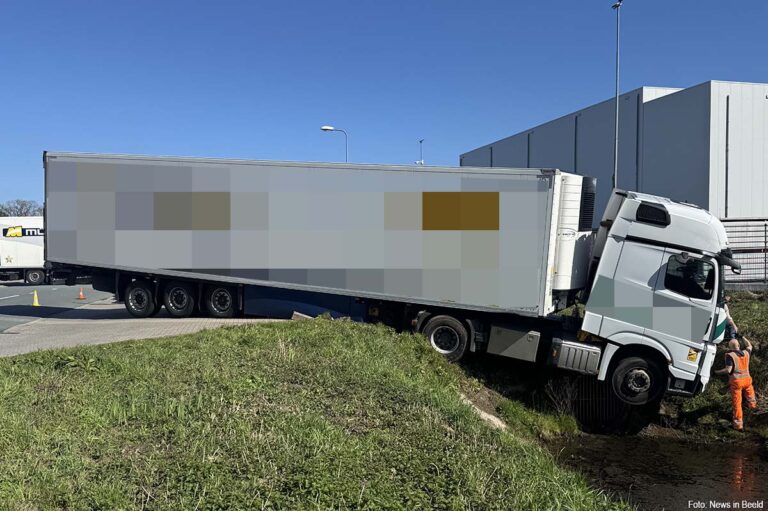 Vrachtwagen met levensmiddelen belandt in sloot bij Holten, chauffeur ongedeerd