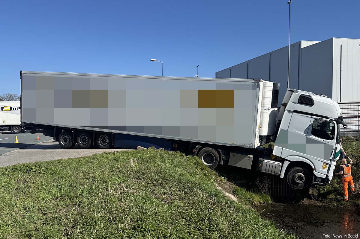 Vrachtwagen met levensmiddelen belandt in sloot bij Holten, chauffeur ongedeerd
