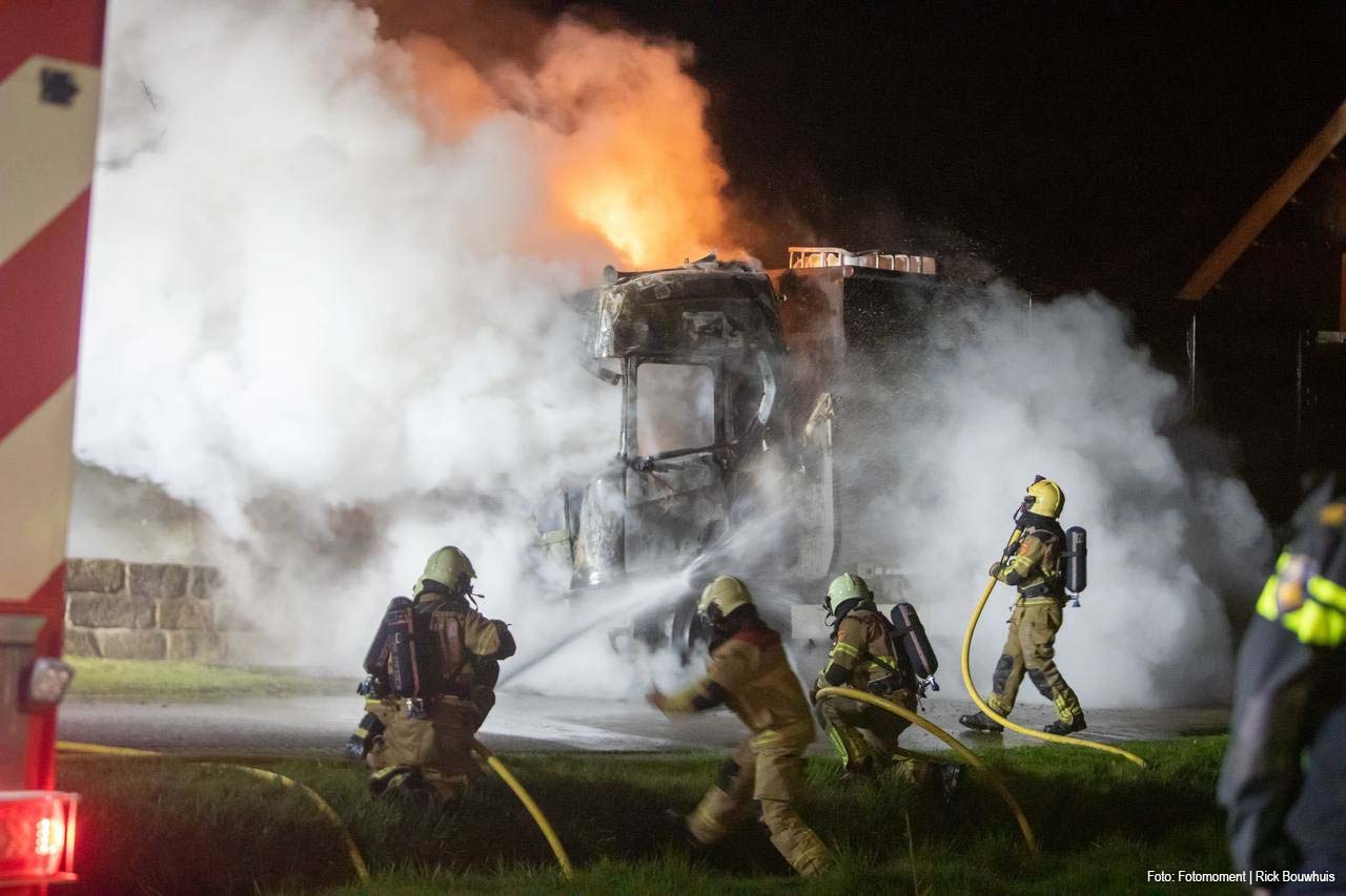 Vrachtwagen volledig uitgebrand bij brand in Rossum