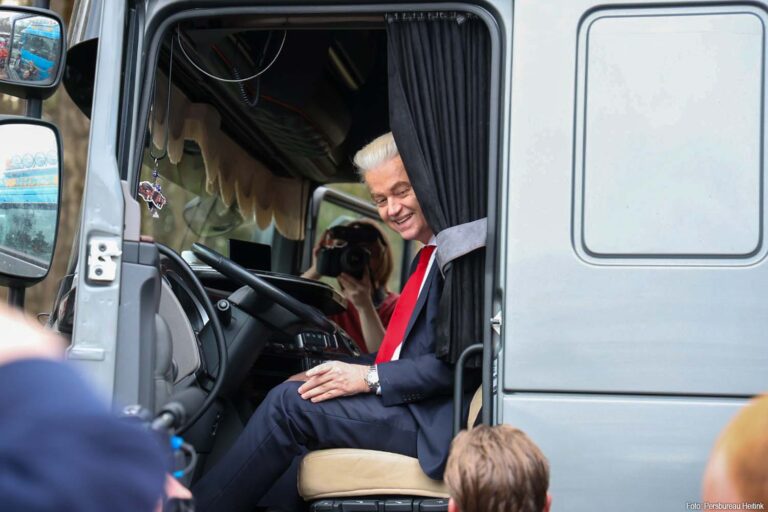 Geert Wilders bezoekt wegrestaurant in Beekbergen en spreekt met chauffeurs over hoge kosten [+foto’s&video]