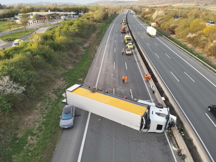 Gekantelde vrachtwagen Duitse A7