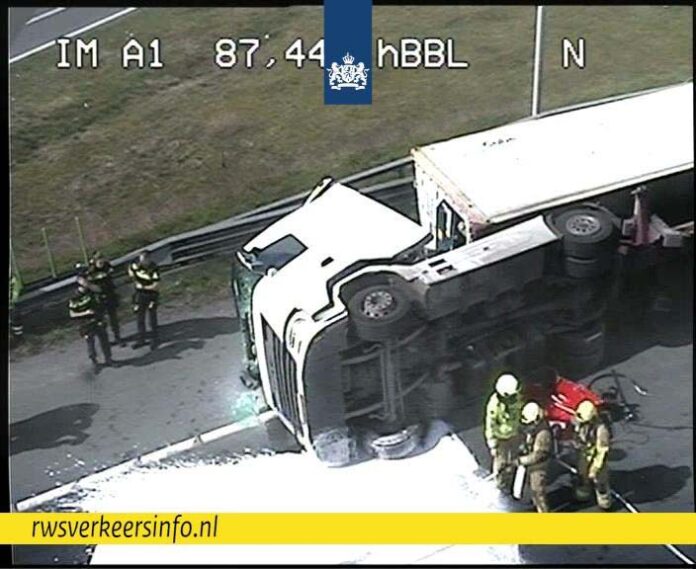 gekantelde vrachtwagen op verbindingsweg A1 naar A50