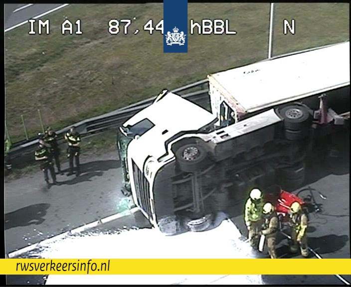Verbindingswegen A1 naar A50 dicht na gekantelde vrachtwagen bij knooppunt Beekbergen