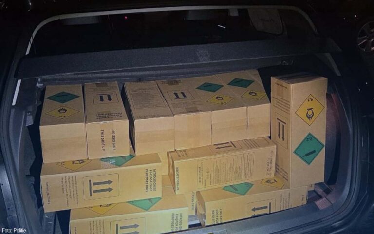 Politie onderschept honderden lachgasflessen na tip van burger