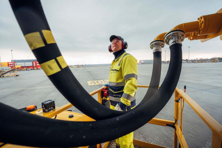 DHL Group en IAG Cargo sluiten meerjarige SAF-deal voor duurzamere luchtvracht