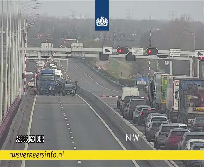 Slagboom Haringvlietbrug geraakt: A29 afgesloten, verkeer moet omrijden