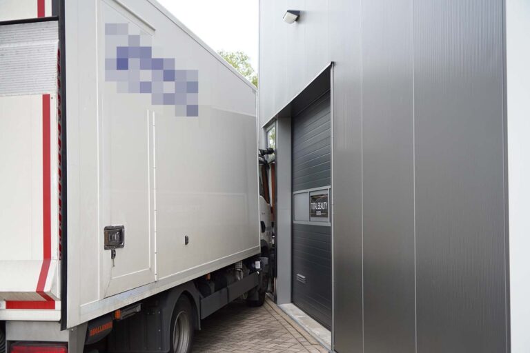 Vrachtwagenchauffeur aangehouden na aanrijding tegen bedrijfspand in Berkel en Rodenrijs