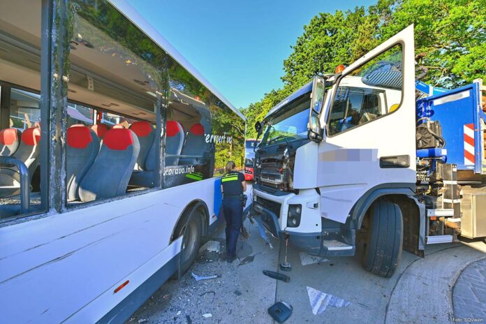Aanrijding vrachtwagen en bus