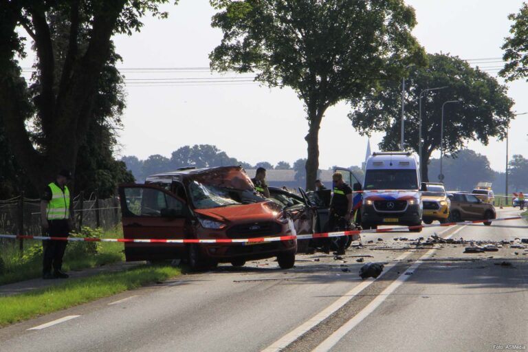 Dode en gewonde na frontale aanrijding met vrachtwagen op N280 [+foto’s]