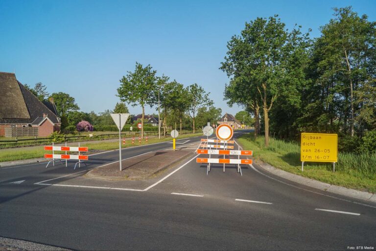 N355 tussen Noardburgum en Twijzel afgesloten tot half juli, weggebruikers negeren afzettingen [+foto’s]