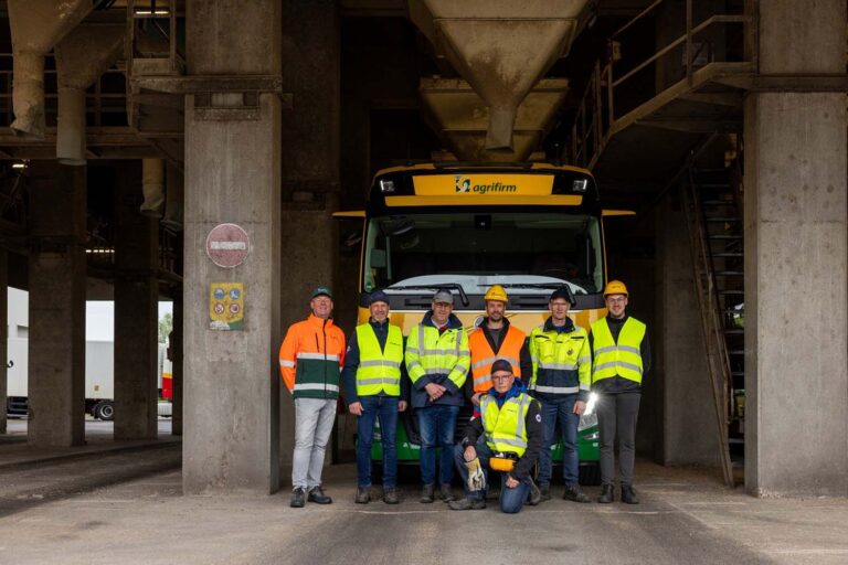 Agrifirm en Nijhof-Wassink starten pilot met radiografisch bestuurbare Volvo-bulkwagen