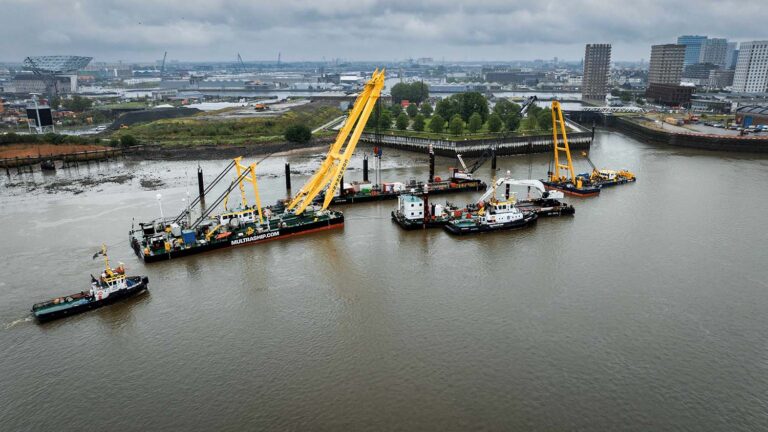 SOLA GRATIA succesvol geborgen uit de Schelde na complexe hijsoperatie