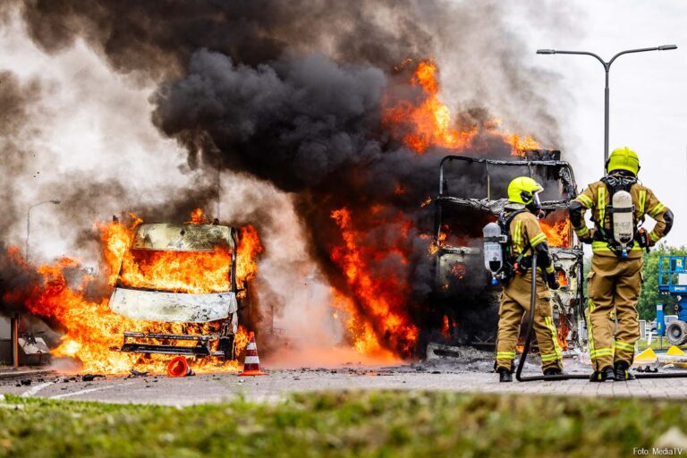 Vrachtwagen en bestelbus in brand bij tankstation, brandweer schaalt op