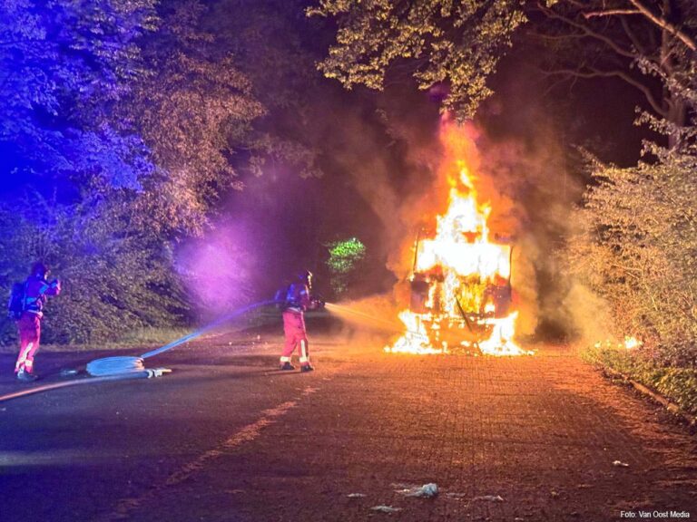 Vrachtwagen volledig uitgebrand bij brand in Stadskanaal [+foto’s]