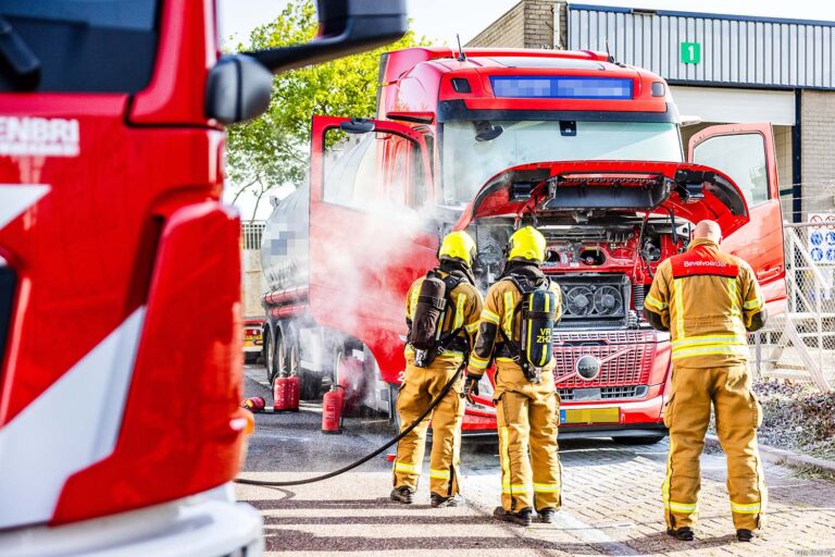 Brand onder motorkap van vrachtwagen in Dordrecht, veel schade aan cabine