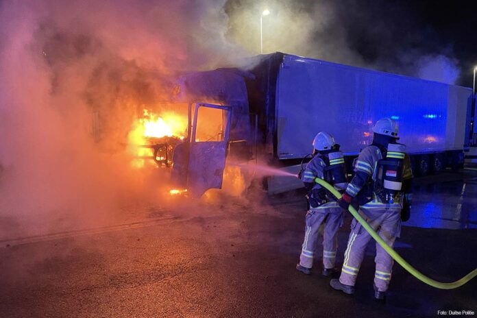 Brand in vrachtwagen op parkeerplaats Lehrte