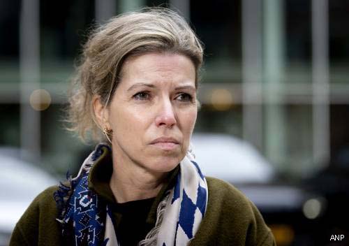 Staatssecretaris van Bruggen onwel door hitte bij herdenking geweldslachtoffers