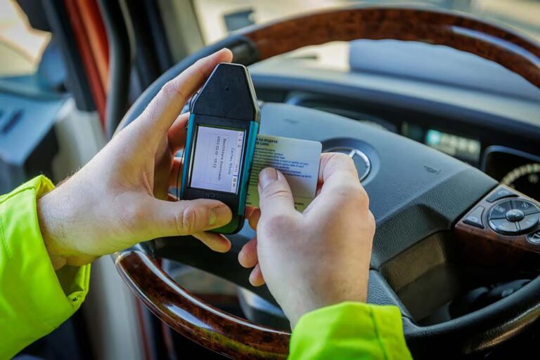 Directeur, chauffeurs en transportbedrijf beboet na structurele tachograaffraude