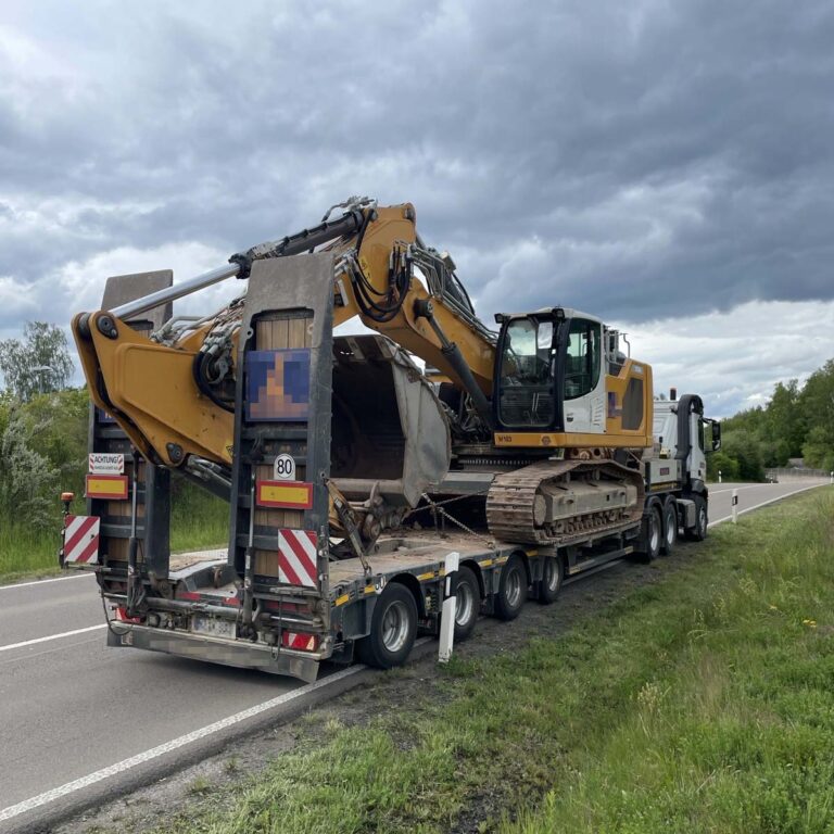 Graafmachine op dieplader raakt voetgangersbrug boven Duitse B48, weg en spoorlijn afgesloten [+foto’s]
