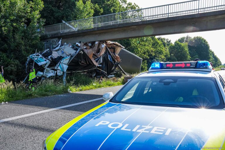 Twee doden nadat vrachtwagen tegen brug botst op Duitse A2 bij Hannover [+foto’s]