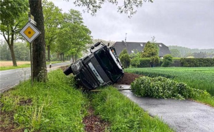 Gekantelde Vrachtwagen