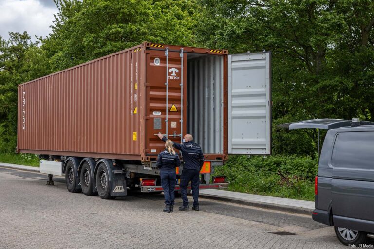 Trailer met Michael Kors-lading gestolen bij transportbedrijf in Rhoon, vijf verdachten aangehouden