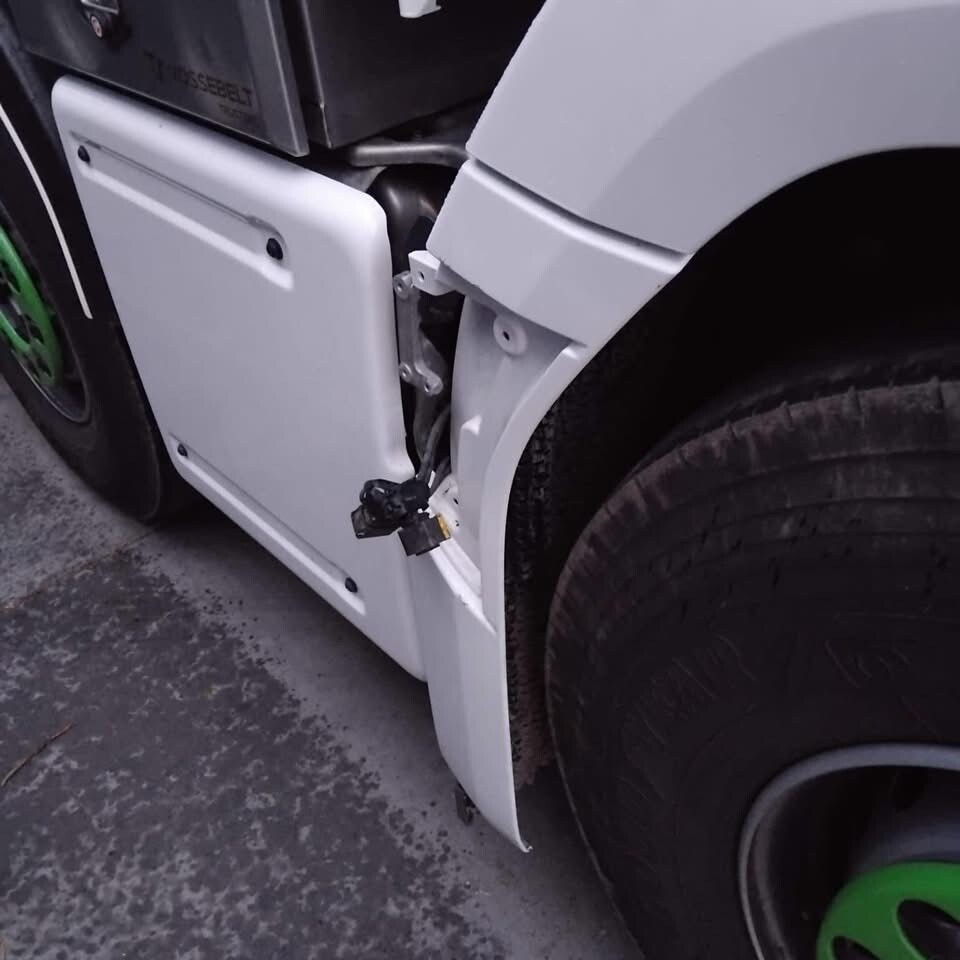 Dodehoeksensoren gestolen van vrachtwagens bij Pauw in Dodewaard [+foto’s]