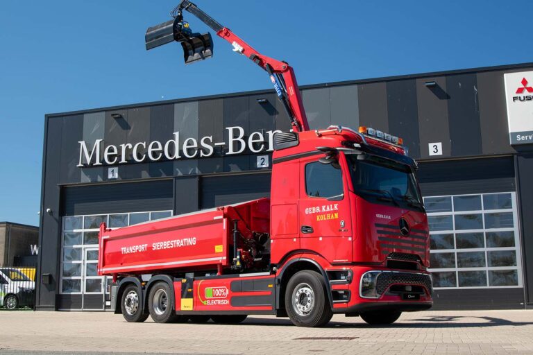 Nieuwe elektrische Mercedes-Benz eActros 600 met kraan en kieper voor Transportbedrijf Kalk
