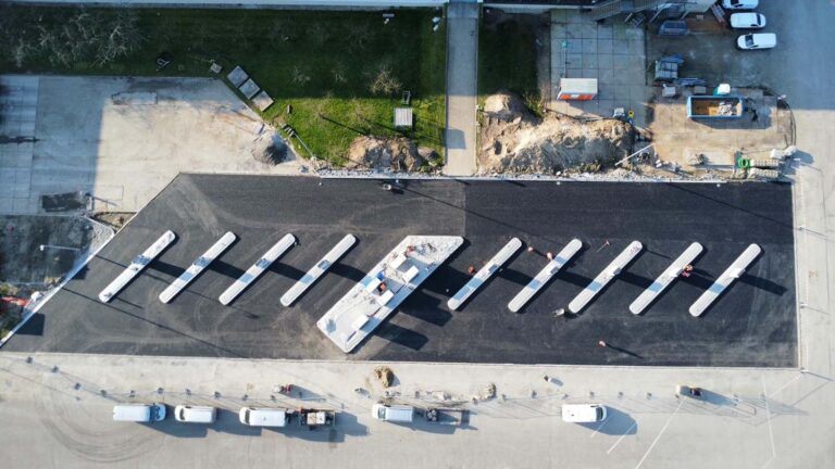 Albert Heijn opent laadplein voor elektrische vrachtwagens in Geldermalsen