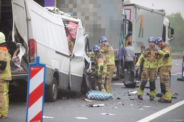 Opnieuw dodelijk ongeval op A1 bij De Lutte: bestelbus botst op vrachtwagen