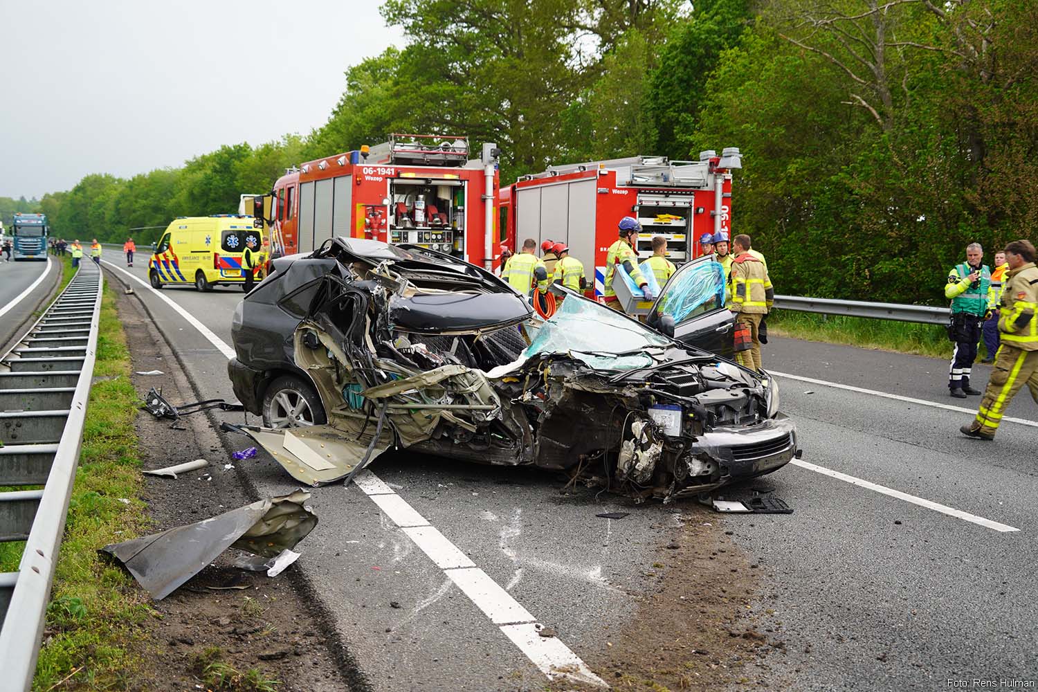 Automobilist zwaargewond nadat deze achterop vrachtwagen botst op A28 [+foto’s]