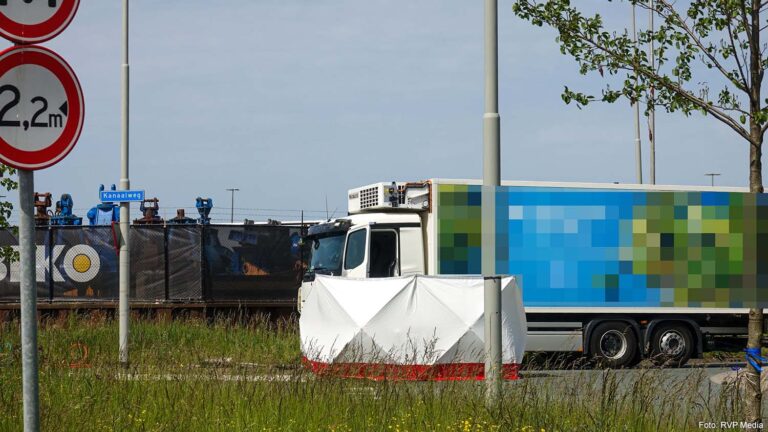 22-jarige automobilist overleden na frontale botsing met vrachtwagen in Beverwijk
