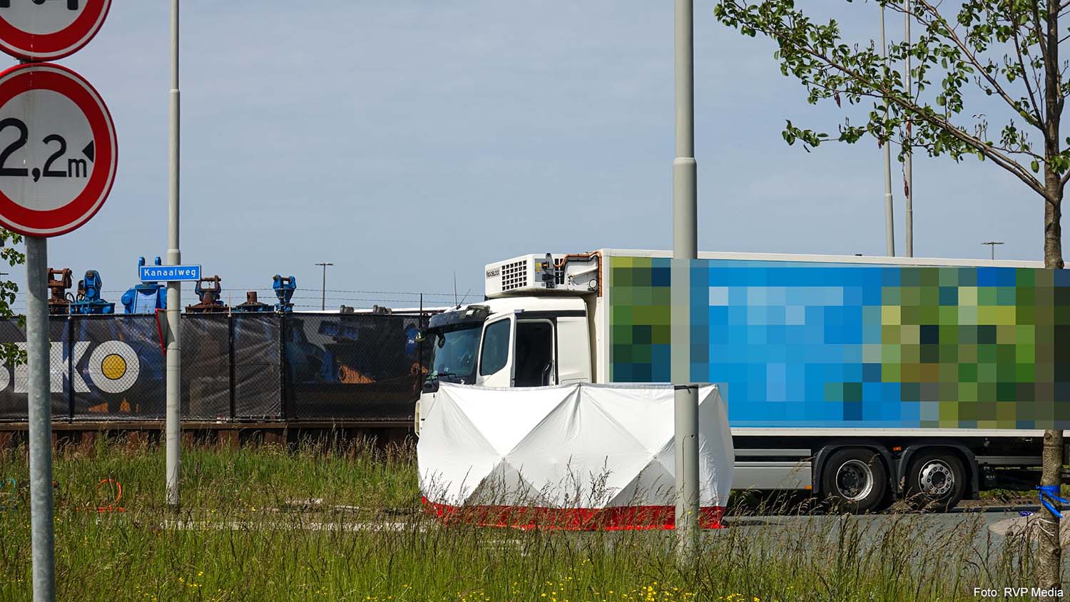22-jarige automobilist overleden na frontale botsing met vrachtwagen in Beverwijk