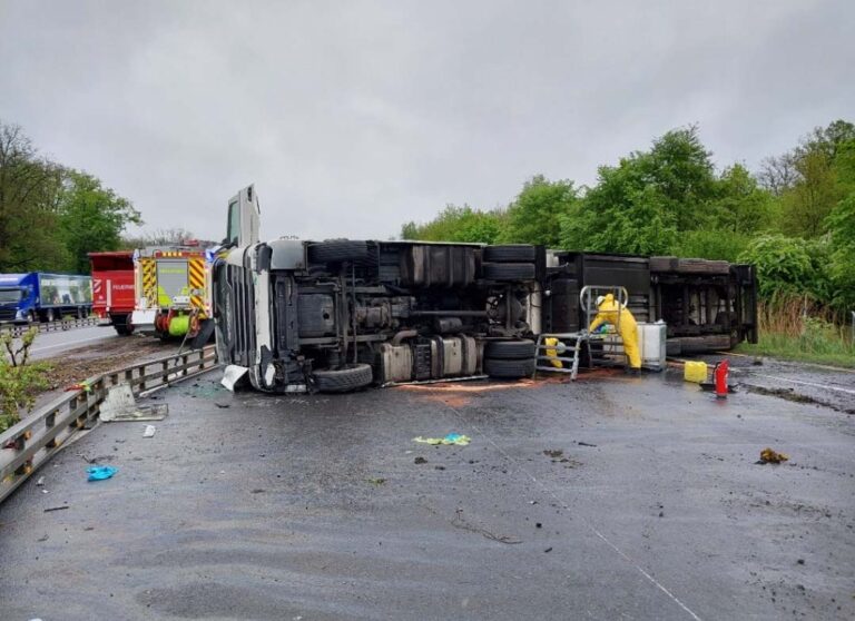Vrachtwagen kantelt op Duitse A2, hulpdiensten gehinderd door file