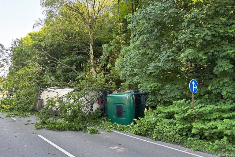 Vrachtwagen met 25.000 liter acrylzuur gekanteld op Duitse B224, chauffeur zwaargewond