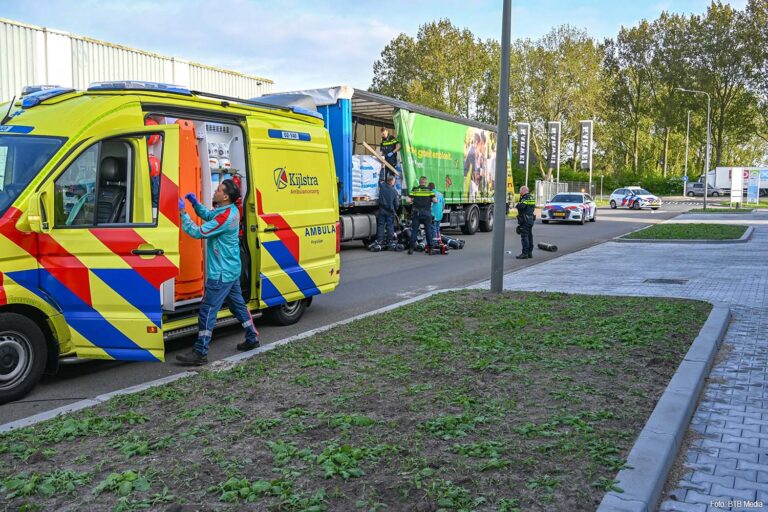Man bekneld geraakt door verschoven lading in trailer in Franeker