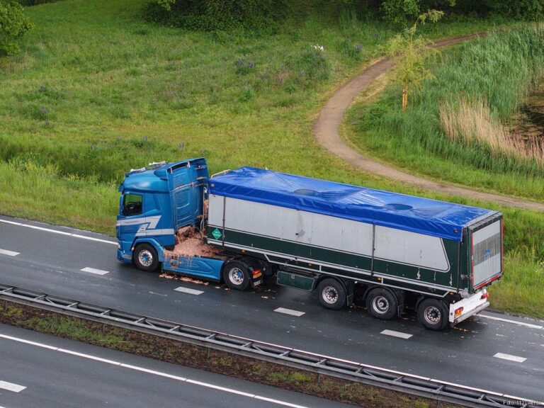 Slachtafval op N36 bij Vriezenveen zorgt voor verkeershinder richting Hardenberg [+foto’s]