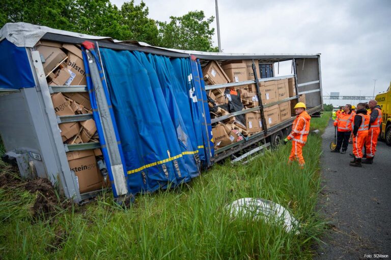 Trailer met auto-onderdelen losgeraakt op A16 bij Breda, flinke schade aan asfalt [+foto’s]