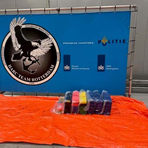 Duikteam Douane vindt 64 kilo cocaïne onder tankschip in Rotterdamse IJsselhaven