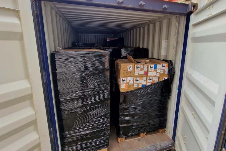 NVWA ontdekt drie zeecontainers en een opslagbox met 220.000 illegale vapes