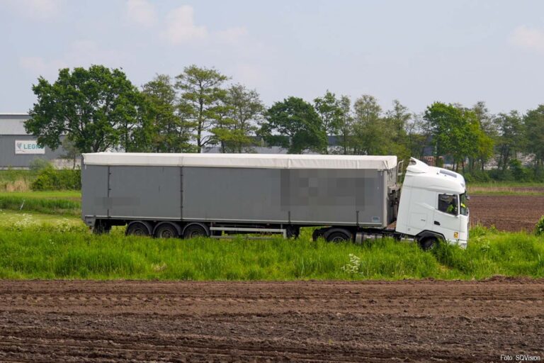 Vrachtwagenchauffeur rijdt zich vast op landweg bij Helmond